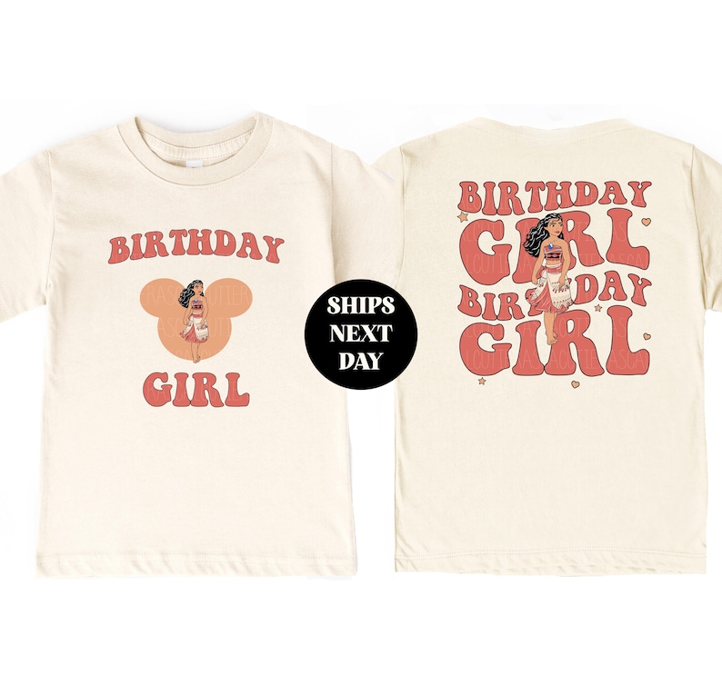 Pu&ograve; includere: T-shirt color crema con un design retr&ograve;. La parte anteriore presenta le parole "BIRTHDAY GIRL" in rosso, con un personaggio dei cartoni animati al centro. Il retro della maglietta ripete le parole "BIRTHDAY GIRL" in uno stile simile. &Egrave; visibile anche un cerchio nero con testo bianco.
