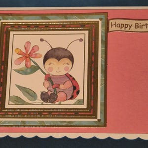 Cartão de aniversário feito à mão da pequena joaninha