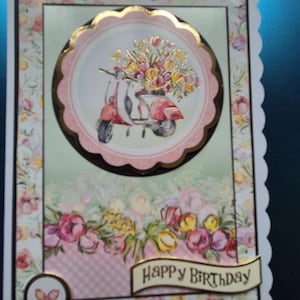 Cartão de aniversário feito à mão com ciclomotor e flores