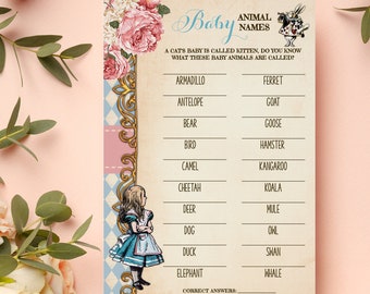 Op de afbeelding: Een printbare baby shower-spelkaart met een sprookjesachtig Alice in Wonderland-thema. De kaart heeft een roze en blauwe kleurstelling met een bloemenontwerp en een afbeelding van Alice. Het spel vraagt ​​spelers om de namen van babydieren te raden. De tekst op de kaart luidt "Baby Animal Names: A cat's baby is called kitten, do you know what these baby animals are called?"