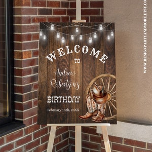 Cartello di benvenuto Western per festa di compleanno in stile country, stivali da cowboy in legno rustico, cartello con ritratto digitale modificabile. Si modifica con Corjl SBP103-301