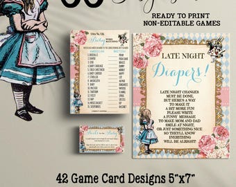 Op de afbeelding: Babyshower-spelset met Alice in Wonderland-thema. Inclusief spelkaarten, borden en ticketkaarten. Ontwerpen zijn onder meer "Late Night Diapers!" en een woordzoekspel. Kaartformaten zijn 12,7cm x 17,8cm, 20,3cm x 25,4cm en 8,9cm x 5,1cm.