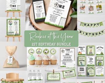 Puede incluir: Un paquete de fiesta de cumpleaños con temática de fútbol. Incluye invitaciones, letrero de bienvenida, adornos para cupcakes, etiquetas para botellas de agua, tarjetas de agradecimiento y otras decoraciones. El tema presenta balones de fútbol y hierba verde.