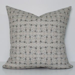 Aardse neutrale kussensloop, plaid geometrisch bloemenaccent, dubbelzijdig designerkussensloop, grijze blokprint zever, BLOEMEN PADDESTOEL