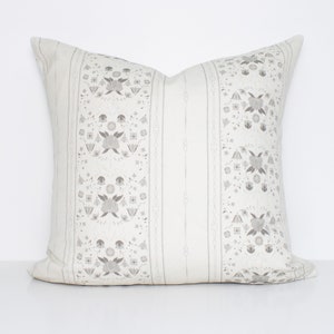 Copricuscino floreale bianco sporco, copricuscino con accenti color crema double face, copriletto tradizionale a righe floreali, copricuscino di design neutro, MAE PEARL