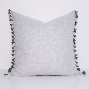 Copricuscino in lino grigio, copricuscino con nappe, copricuscino neutro, copricuscino di design, cuscini da tiro 20x20, LINO NAPPA GRIGIO