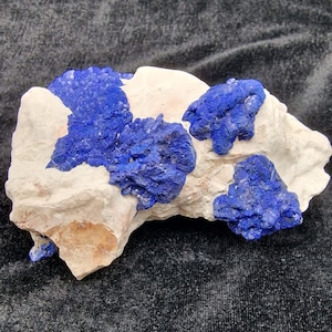 Sóis de azurita em matriz branca da Austrália, mineral fino de forma livre, peça de gabinete super grande de 612gr, cristal decorativo de escritório