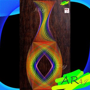 Pode incluir: Uma peça de arte em fio com um design de vaso sobre um fundo de madeira. O vaso é feito com fios coloridos em um padrão de arco-íris. O texto "AR4g" está no canto inferior direito.