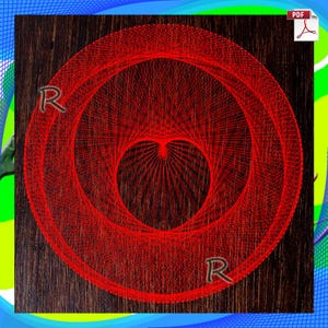 Op de afbeelding: Een rood draadkunstontwerp op een donkere houten achtergrond. Het ontwerp toont concentrische cirkels en een hartvorm in het midden. De letter "R" is zichtbaar in de linkerboven- en rechteronderhoek.