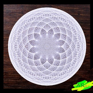 Puede incluir: Un diseño geométrico circular blanco con un patrón de flor en el centro. El diseño está formado por muchas líneas pequeñas interconectadas.