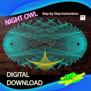 Op de afbeelding: Digitale download van een string art patroon voor een nachtuil ontwerp. Het patroon is gemaakt van elkaar kruisende lijnen die de vorm van een uil met grote ogen creëren. Het patroon is in blauw en geel op een bruine houten achtergrond. De tekst "NIGHT OWL" en "Step-by-Step Instructions" staan bovenaan de afbeelding. De tekst "DIGITAL DOWNLOAD" staat linksonder in de afbeelding. De tekst "AR4G" staat rechtsonder in de afbeelding.