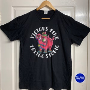 EL ÚLTIMO .... Vicious Pink Tee Pig en Negro