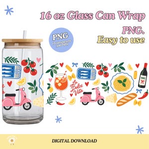 Puede incluir: Un diseño digital para vaso de 16 oz con un patrón de scooters rosas, tomates rojos, pasta, vino y sardinas. El texto dice 16 oz Glass Can Wrap, PNG, Easy to use y La Dolce Vita. El diseño incluye un vaso transparente con una tapa de bambú.