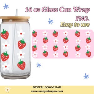 Puede incluir: Un envoltorio de lata de vidrio transparente con tapa de bambú, pajita y diseño de fresas y flores. El envoltorio está diseñado para una lata de 473 ml. El texto "16 oz Glass Can Wrap" y "Easy to use" son visibles. La imagen también incluye el texto "PNG" y una dirección web.