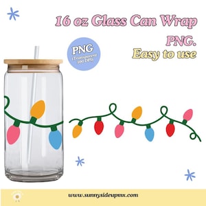 Puede incluir: Un vaso de vidrio de 16 oz con tapa de bambú y pajita, con un diseño de guirnalda de luces verdes con bombillas rojas, amarillas, rosas y azules. El texto dice 16 oz Glass Can Wrap, PNG, y Easy to use.