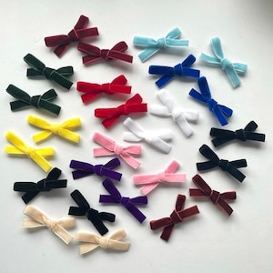 Samt Haarschleifen, Rot, Gelb, Kastanienbraun, Rosa, Flaschengrün, Lila, Hellblau, Blau, Marine, Kupfer, Schwarz, Beige, Weiß Haarschmuck