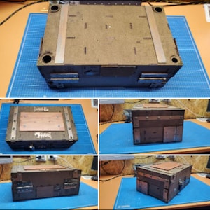 Puede incluir: Una caja de madera con un acabado marr&oacute;n oscuro y detalles met&aacute;licos. La caja tiene una tapa con bisagras y un pestillo. La caja est&aacute; sobre una superficie azul.