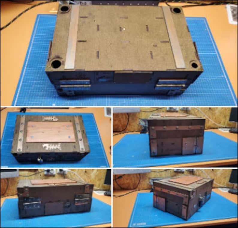 Puede incluir: Una caja de madera con un acabado marr&oacute;n oscuro y detalles met&aacute;licos. La caja tiene una tapa con bisagras y un pestillo. La caja est&aacute; sobre una superficie azul.