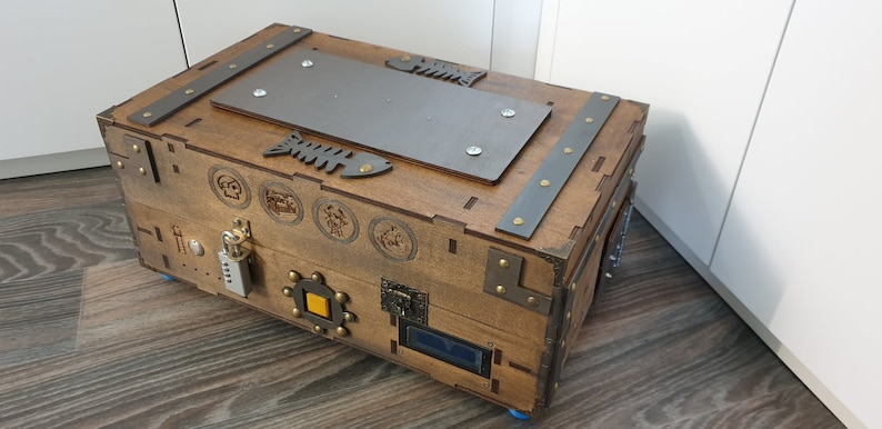 Puede incluir: Un cofre del tesoro de madera con detalles met&aacute;licos y una variedad de cerraduras y pestillos. El cofre est&aacute; decorado con un dise&ntilde;o de espina de pescado y otros s&iacute;mbolos.