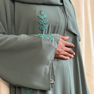Elegant Sage Green Abaya/ Open Abaya Set/Dubai Abaya Set/Ramadan Gift/Women’s Green Abaya/Fancy Abaya Set/Abayah Sets/Abaya Jewelry