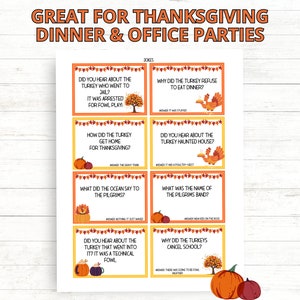 K&ouml;nnte beinhalten: Ein Satz von acht Thanksgiving-Themed-Joke-Karten mit orangefarbenen, gelben und braunen Akzenten. Jede Karte enth&auml;lt eine Frage und eine Antwort &uuml;ber Truth&auml;hne, Pilger und Thanksgiving-Traditionen.