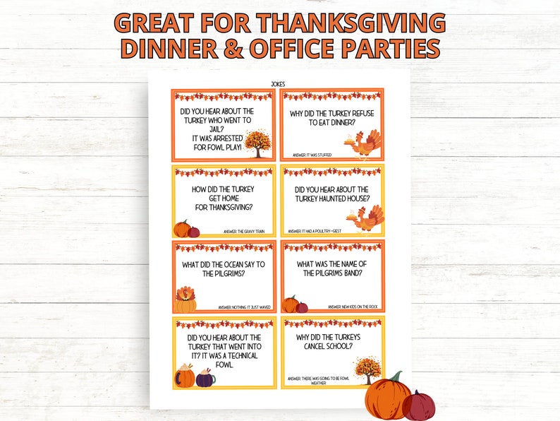 K&ouml;nnte beinhalten: Ein Satz von acht Thanksgiving-Themed-Joke-Karten mit orangefarbenen, gelben und braunen Akzenten. Jede Karte enth&auml;lt eine Frage und eine Antwort &uuml;ber Truth&auml;hne, Pilger und Thanksgiving-Traditionen.