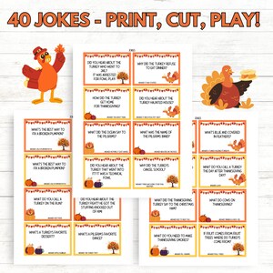 K&ouml;nnte beinhalten: Ein Set mit 40 Thanksgiving-Themenscherzkarten mit einem Cartoon-Truthahn. Die Karten sind auf wei&szlig;em Karton mit gelbem Rand gedruckt und zeigen verschiedene Thanksgiving-Motive. Die Karten sind perfekt, um deiner Thanksgiving-Feier etwas Spa&szlig; zu verleihen.