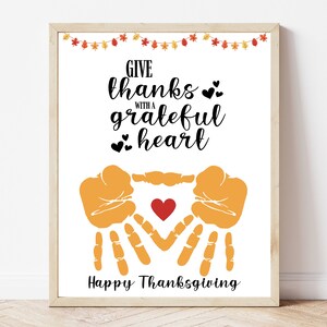 K&ouml;nnte beinhalten: Ein druckbares Thanksgiving-Schild mit einem Handabdruck-Design. Das Schild sagt "Give thanks with a grateful heart" und "Happy Thanksgiving".