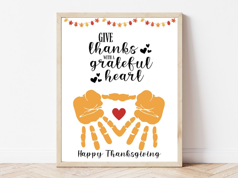 K&ouml;nnte beinhalten: Ein druckbares Thanksgiving-Schild mit einem Handabdruck-Design. Das Schild sagt "Give thanks with a grateful heart" und "Happy Thanksgiving".