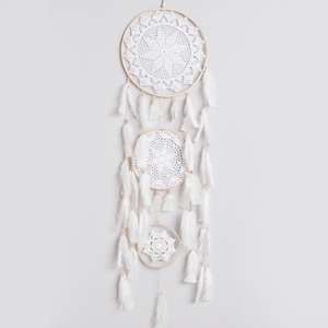 Handmade White Crochet Dreamcatcher Birthday Gift for Her Boho Wall Hanging Home Decor Feather Dreamcatcher for Women Kids Room Decor Wall