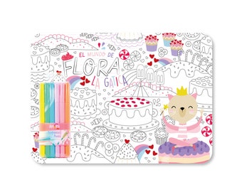 May include: A coloring book featuring a cat wearing a crown and a cake with red frosting. The title of the book is "El Mundo de Flora La Gatica". The book comes with a set of colorful markers.