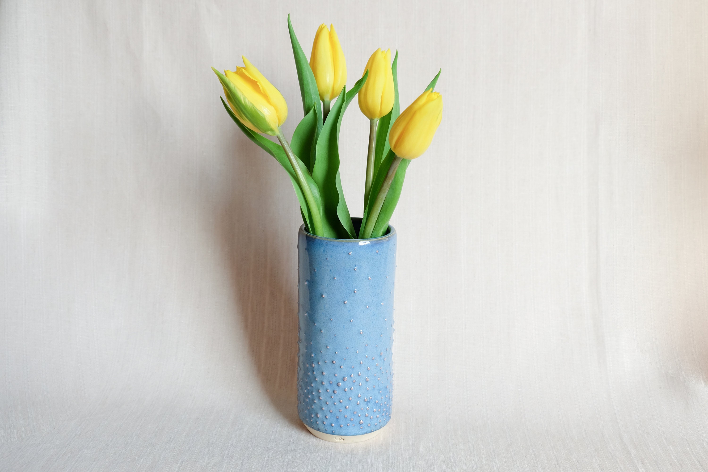 Petit Vase Bleu de Fleur Glaçure // Texturé avec Des Points Roses Poterie Faite à La Main Grès Jeté 