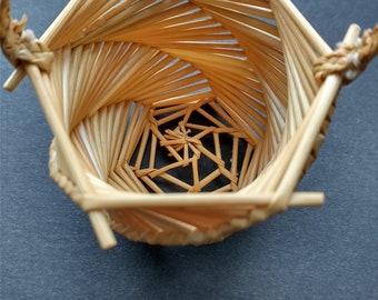 No. 915 WOOVEN  STRAW  BASKET, hand made