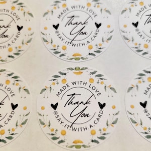 Pegatinas redondas mate personalizadas para pequeñas empresas hechas a mano con el texto "Hecho con amor, gracias, margaritas blancas" - Mate, redondas de 1,5", 24 por hoja