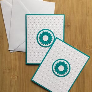 Cartes de correspondance vierges faites main en relief à motif marguerite à pois dans divers jeux de couleurs - Lot de 2