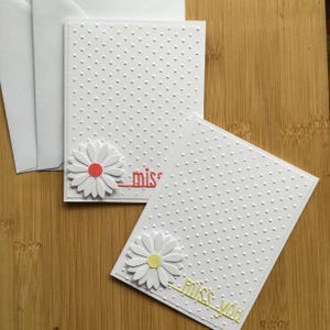 Ensemble de cartes de correspondance vierges faites main au recto Miss You ou à pois, jaune et corail en relief, avec marguerite - Lot de 2