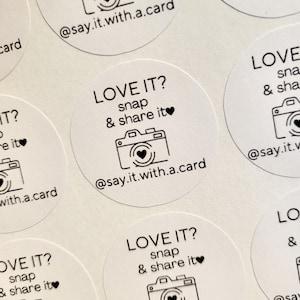 Pegatinas redondas mate personalizadas para pequeñas empresas hechas a mano con el texto "Love It Snap & Share It" (Me encanta, sácalo y compártelo) - Mate, redondas de 1,25", 35 por hoja