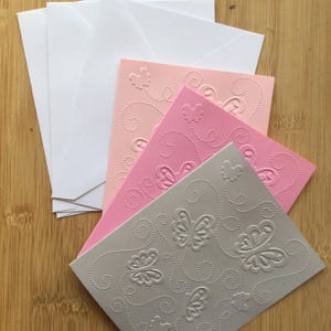 Jeu de cartes pour lettres vierges faites main en relief avec des papillons dans divers jeux de couleurs - Lot de 3