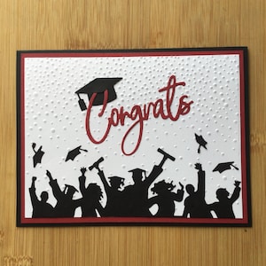 Carte de remise des diplômes fait main mot félicitations sur le devant avec la silhouette des diplômés - Remise des diplômes de l'école primaire/lycée/collège/université