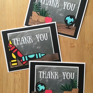 Enseignant, merci, cartes de voeux faites main avec tableau noir et crayons de couleur/tableau noir/pomme/globe globe/plantes