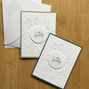Ensemble de cartes pour lettres faites main With Sympathy avec gaufrage Daisy Garden dans différentes couleurs - Lot de 2