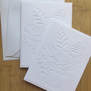 Cartes de correspondance vierges en relief faites main, champignons et fougères, blanc sur blanc - Lot de 2 ou 3