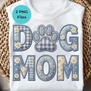 Op de afbeelding: Wit T-shirt met de tekst "DOG MOM" in een patchwork design. De letters zijn blauw met bloemen- en ruitpatronen en madeliefjesaccenten. Een blauwe pootafdruk staat in het midden. De tekst "2 PNG Files" staat in een turquoise cirkel.