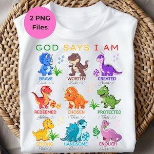 Puede incluir: Camiseta blanca con dinosaurios de dibujos animados coloridos y la frase "GOD SAYS I AM". Cada dinosaurio representa una cualidad positiva, como "BRAVE" o "STRONG", con un versículo bíblico asociado. La camiseta tiene un círculo rosa con las palabras "2 PNG Files".