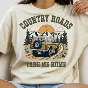 Country Roads Take Me Home PNG, design di auto fuoristrada vintage, clipart di avventura in montagna retrò, maglietta country PNG, download digitale