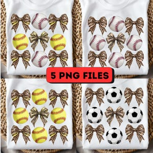 Könnte beinhalten: Weiße T-Shirts mit Sportmotiven. Jedes Shirt zeigt eine Kombination aus Basebällen, Softbällen, Fußbällen und Leopardenmuster-Schleifen. Der Text "5 PNG FILES" wird in einem roten Rechteck angezeigt.