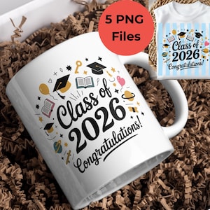 Puede incluir: Taza de cerámica blanca con el texto "Class of 2026 Congratulations!" e ilustraciones con temática de graduación. La taza está rodeada de elementos decorativos y una pequeña camiseta con el mismo diseño. La imagen incluye un círculo rojo con el texto "5 PNG Files".