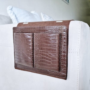 Brązowy organizer na łóżko PULeather, stylowy organizer Caddy, wielofunkcyjny schowek do domu w szafie, łóżku, kanapie, kuchni, szafie, samochodzie i nie tylko