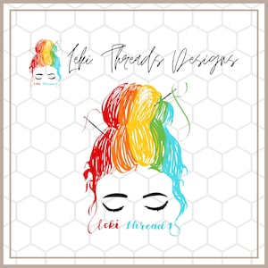 Puede incluir: Un logotipo de Leki Threads Designs presenta la silueta de una mujer con un moño de colores del arcoíris y los ojos cerrados. El texto "Leki Threads Designs" está escrito en cursiva. La imagen tiene un fondo blanco con un patrón hexagonal.