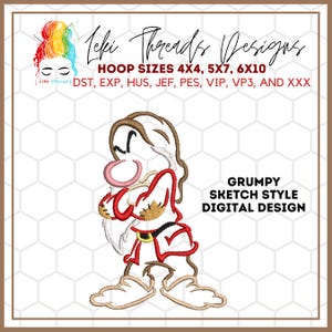 Może przedstawiać: Cyfrowy wzór do haftu przedstawiający Grumpy'ego ze Snieżki. Wzór jest w stylu szkicu i przedstawia Grumpy'ego z założonymi rękami i ponurym wyrazem twarzy. Wzór jest dostępny w kilku rozmiarach obręczy.
